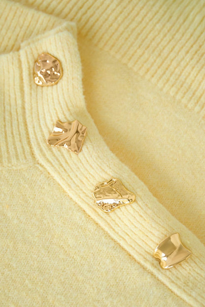 Trui met knopen op de schouder