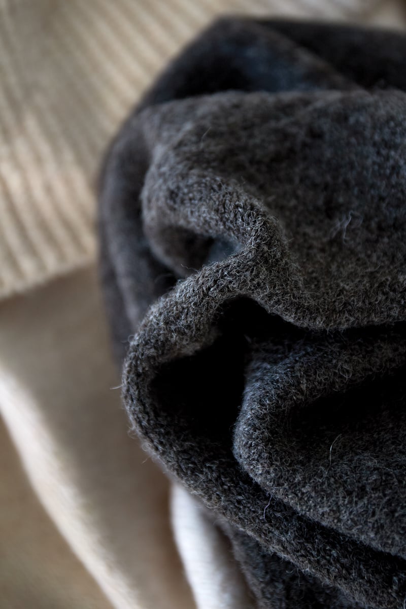 Off the shoulder basic trui