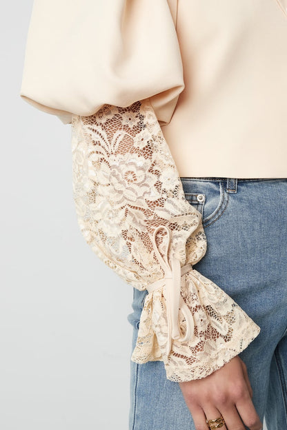 Trendy korte blazer met kant