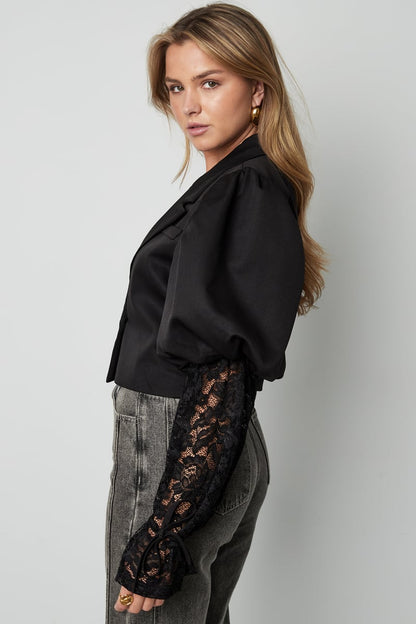 Trendy korte blazer met kant