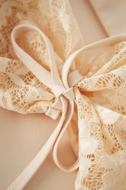 Trendy korte blazer met kant