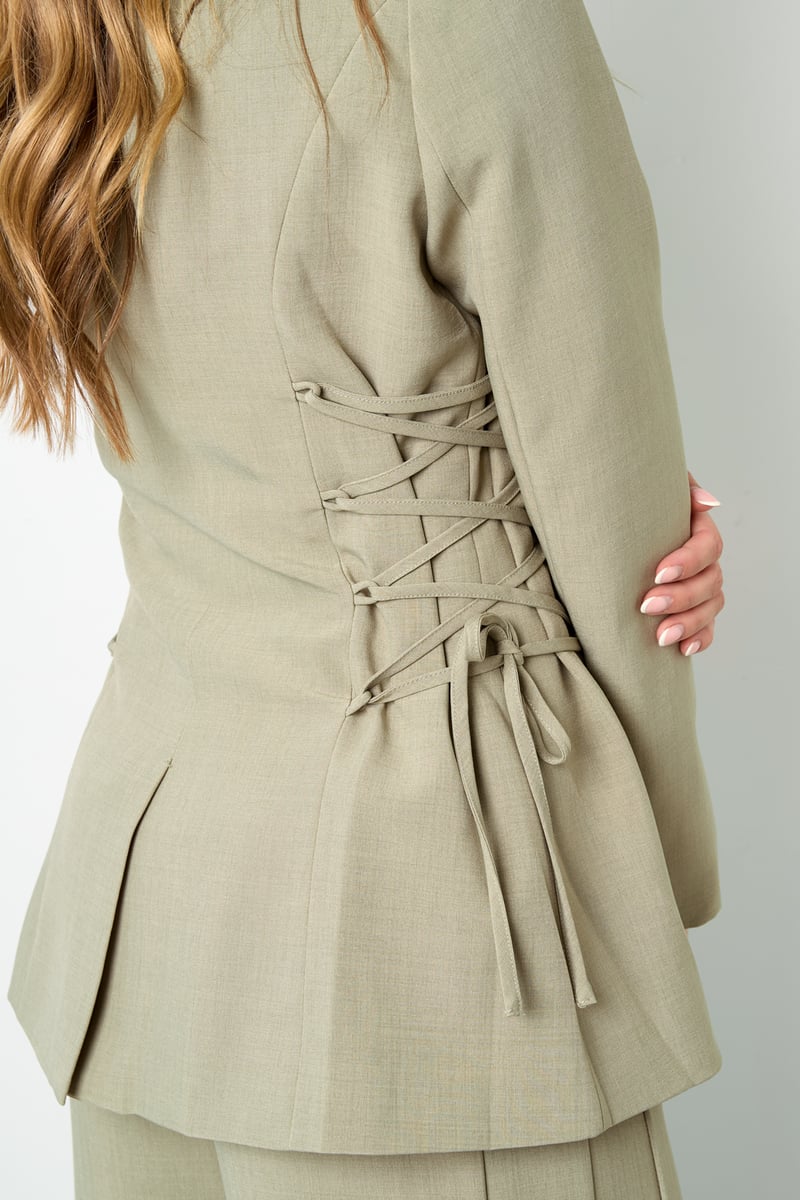 Getailleerde blazer met vetersluiting