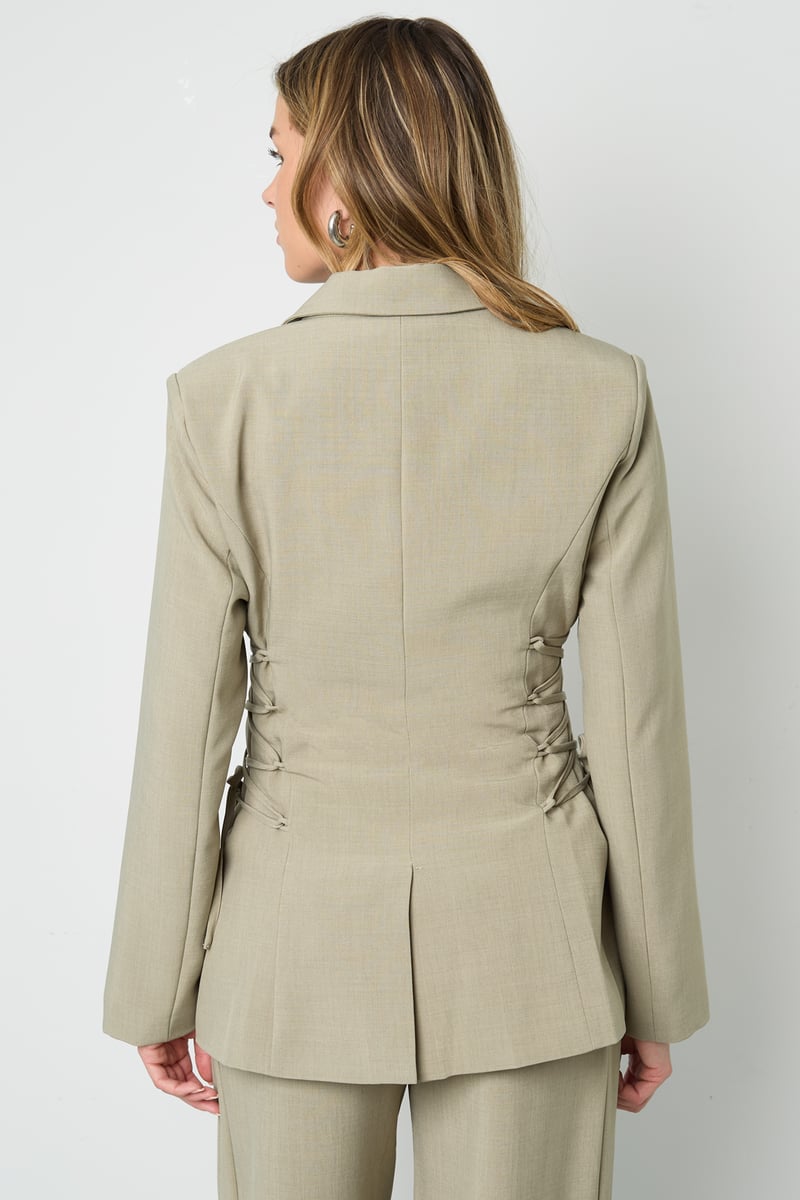 Getailleerde blazer met vetersluiting